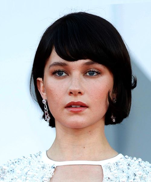 Cailee Spaeny Timeless Bob Haircut With Side-Swept Bangs